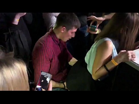 ❤️ Ubulili bangempela ku-nightclub yaseRussia. Intombazane yaseRussia eneminyaka engu-18 ubudala ingene endunu nasesithweni sangasese e-nightclub Ividiyo yocansi kithi zu.online4sex.ru ❌